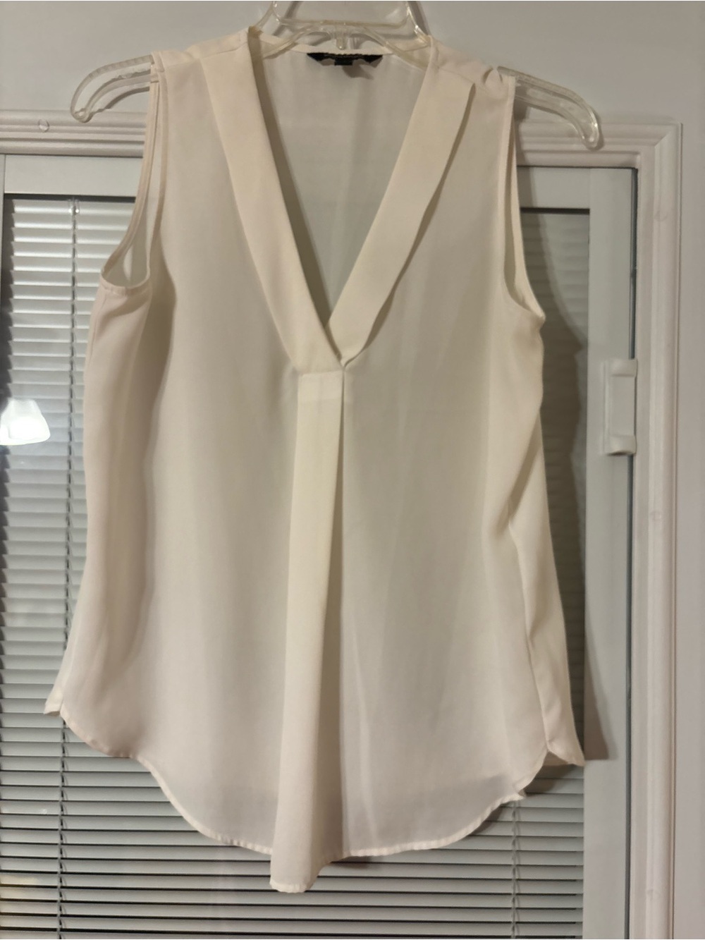 Banana Republic Sleeveless V-Neck Cream/Off-White Camisole Blouse